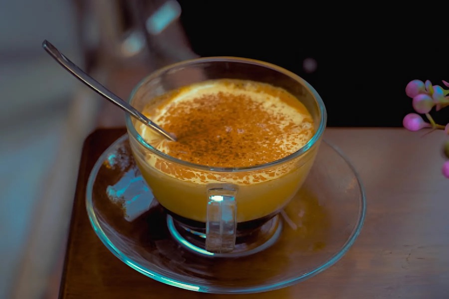 The egg coffee at 28 Train Street is highly rated by customers (Source: Minh Huy Nguyen)