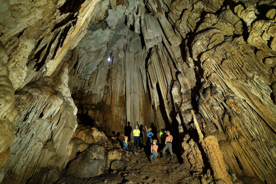 The towering stalactites reaching down from the cave roof (Source: Internet)