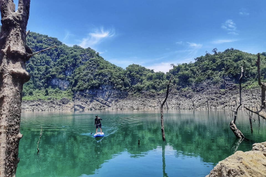 Visitors enjoy paddleboarding in the Fairy Bathing Lake (Source: Hoa Binh Tour)