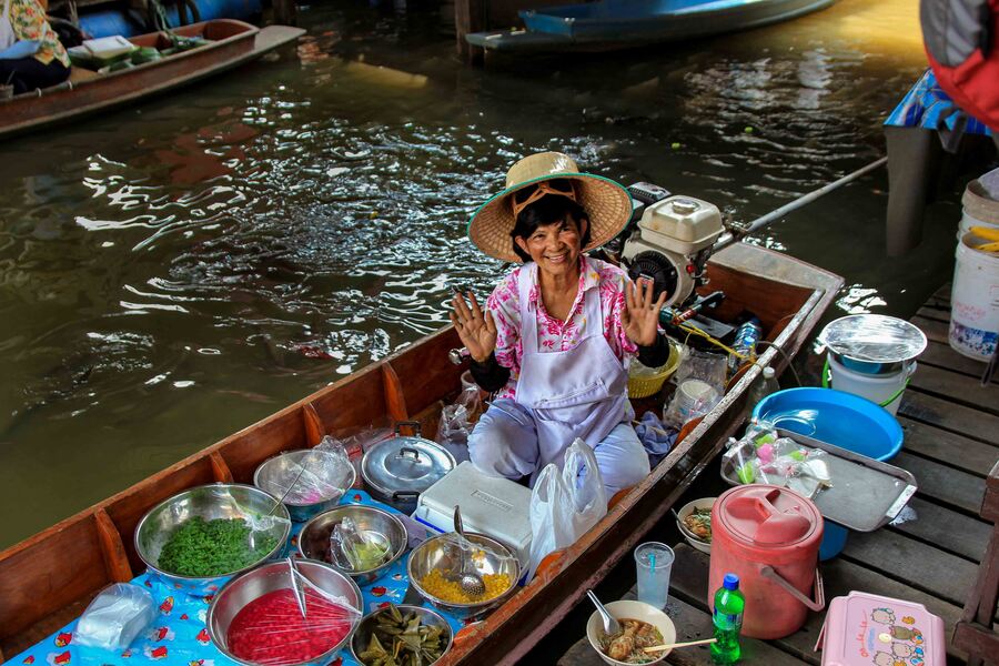 Explore floating markets is explore a Thai lifestyle on the water. Photo: PlacesofJuma