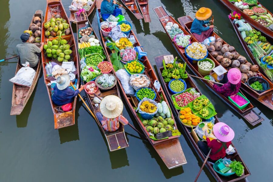 Floating markets were the primary way for people to exchange goods in the past. Photo: Cuddly Nest