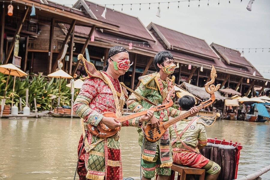 Music performance at Pattaya Floating Market. Photo: Klook