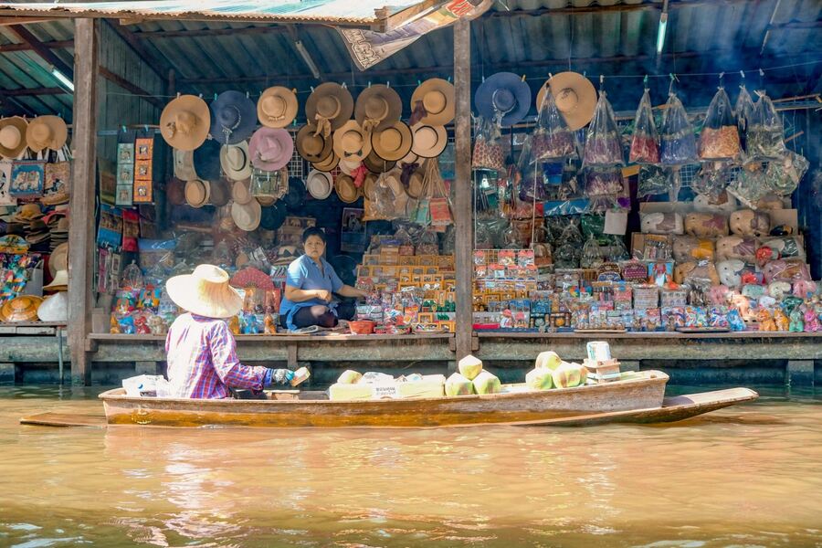 The floating market is held both on the river and on the land. Photo: Explore Shaw