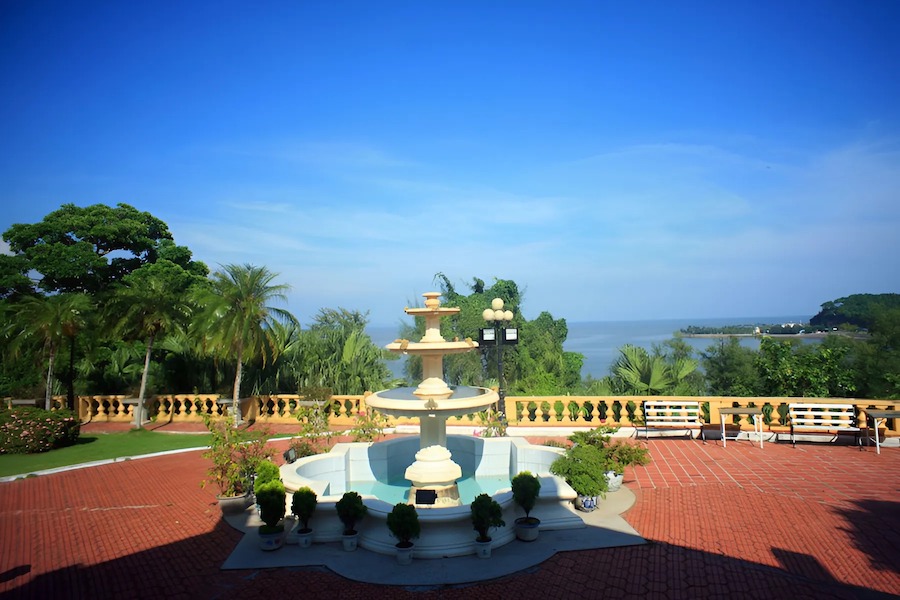 The fountain is located in the middle of the courtyard, directly opposite the entrance to the Bao Dai palace (Source: REDSVN)