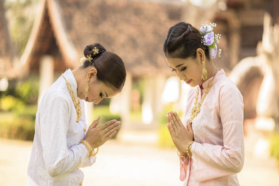 The Wai gesture when Thai people meeting each ọther (Source: Laotian times)