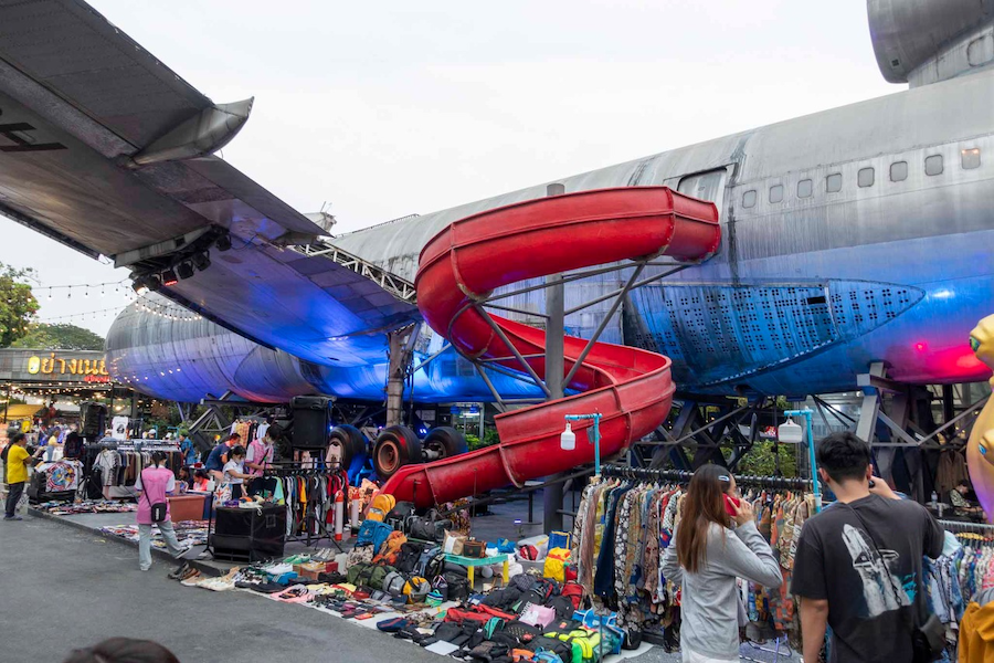 This market attracts many visitors to come visit (Source: Overland Tour)