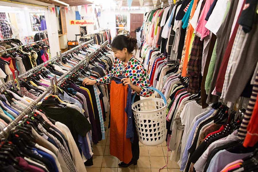 You can buy a batch of clothes here for a really cheap price (Source: Internet)