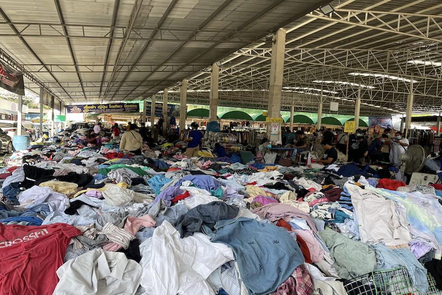 The clothes are stacked in piles (Source: Internet)