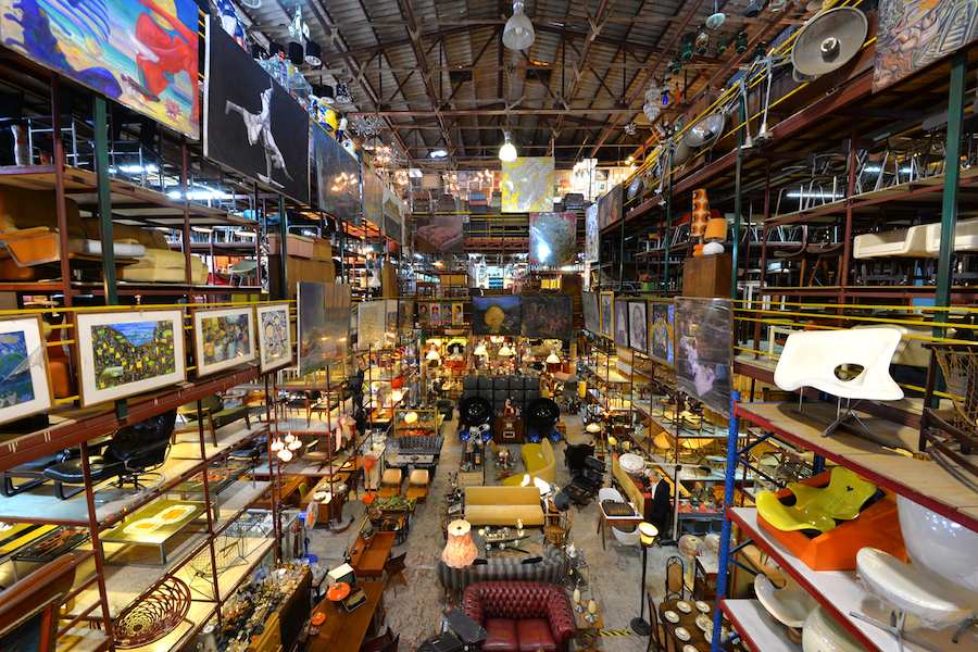 This store looks just like a museum of antique furniture (Source: Internet)