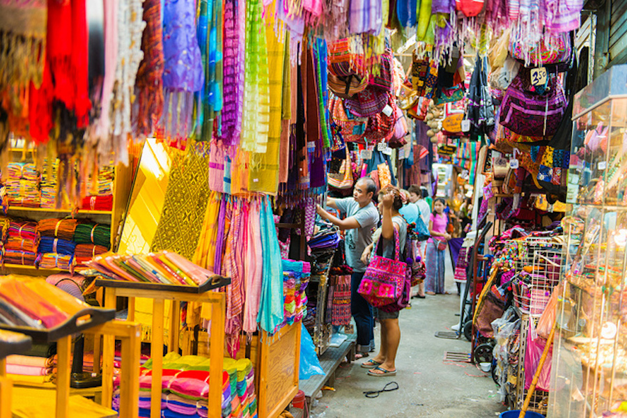 The vibrant color of the market (Source: Internet)