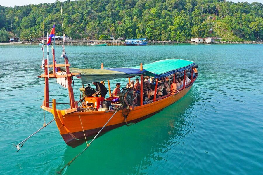 There are frequent boat trips to the surrounding islands. Photo: Siem Reaper Travel