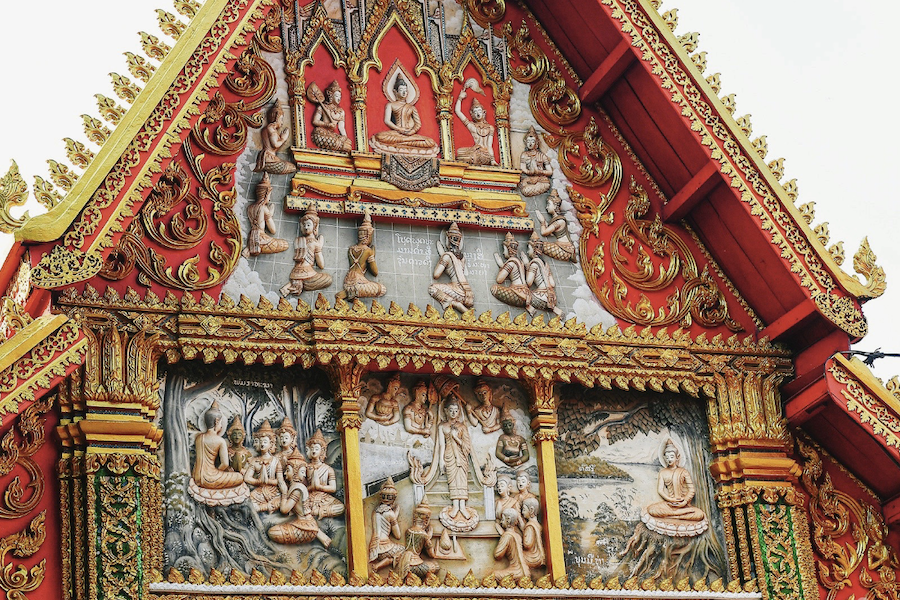 On the main sanctuary's entrance, visitors can observe reliefs illustrating the legend of Mother Si Muang and the Buddha (Source: Vietnamnet)