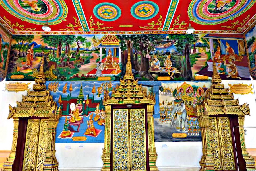 Murals in very bright colors depict several Buddhist scenes including the Buddha teaching a number of followers, the Buddha subduing the elephant Nalagiri and a reclining Buddha (Source: Internet)