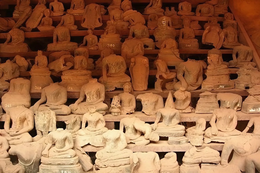 The mysterious headless statues in Wat Sisaket (Source: Internet)