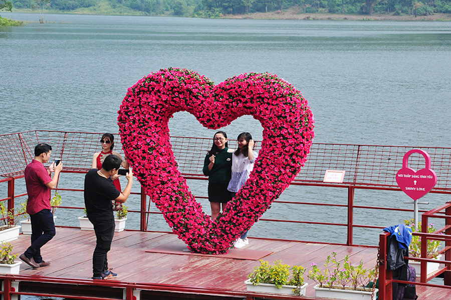 This bridge is a hot spot to take picture (Source: Quang Ninh News)