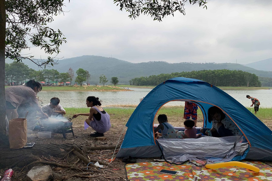 This lake is an ideal spot for camping in the weekend (Source: Laodong news)