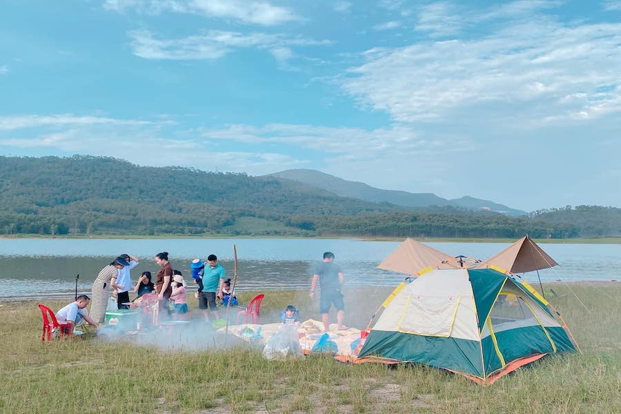 A camping trip is a good way for the family and friends to bond (Source: Lam Hieu)