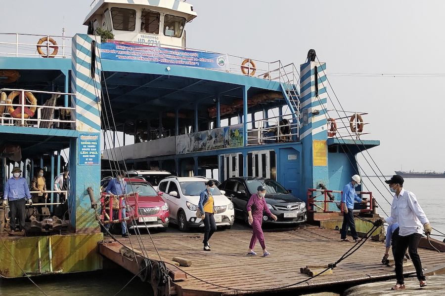 You'll need to take the ferry to reach Cat Ba Island (Source: Internet)