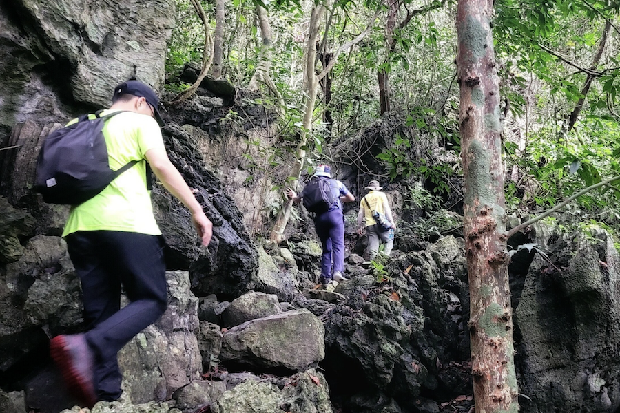 Visitors have to follow a narrow path with many rocky sections (Source: VnExpress)