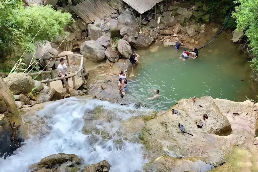 Visitors are taking a dip in the cool water of the waterfall (Source: Internet)