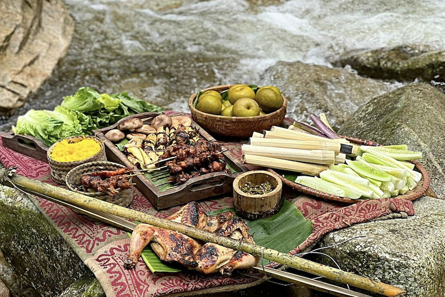 Sitting by the refreshing waterfall, listening to the soothing sound of cascading water, and savoring delicious food with friends will create a lasting memory (Source: Internet)