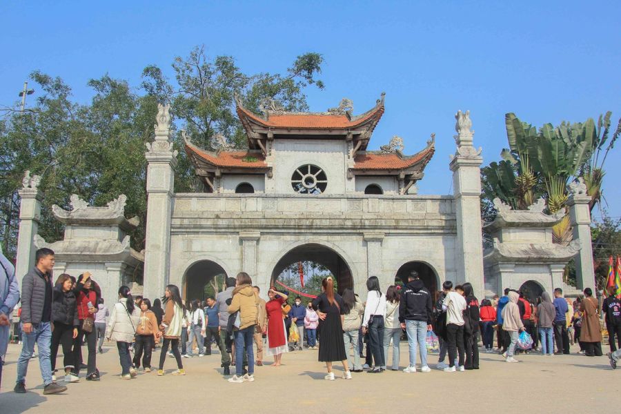 Many people come and visit the temple