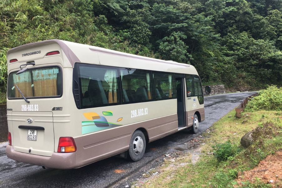 Tourists can also take a bus to Au Co temple