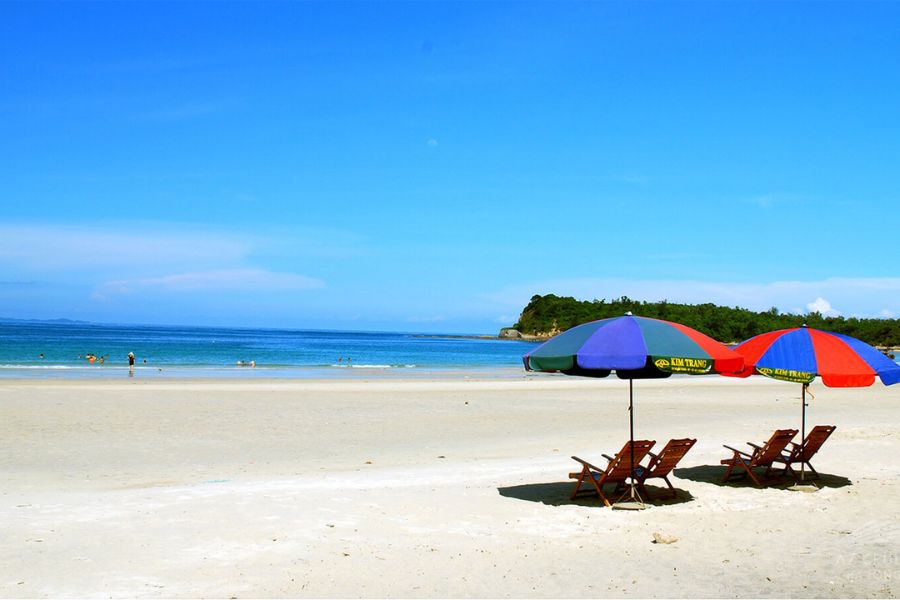 The main highlight of Bai Chay is its picturesque beach.