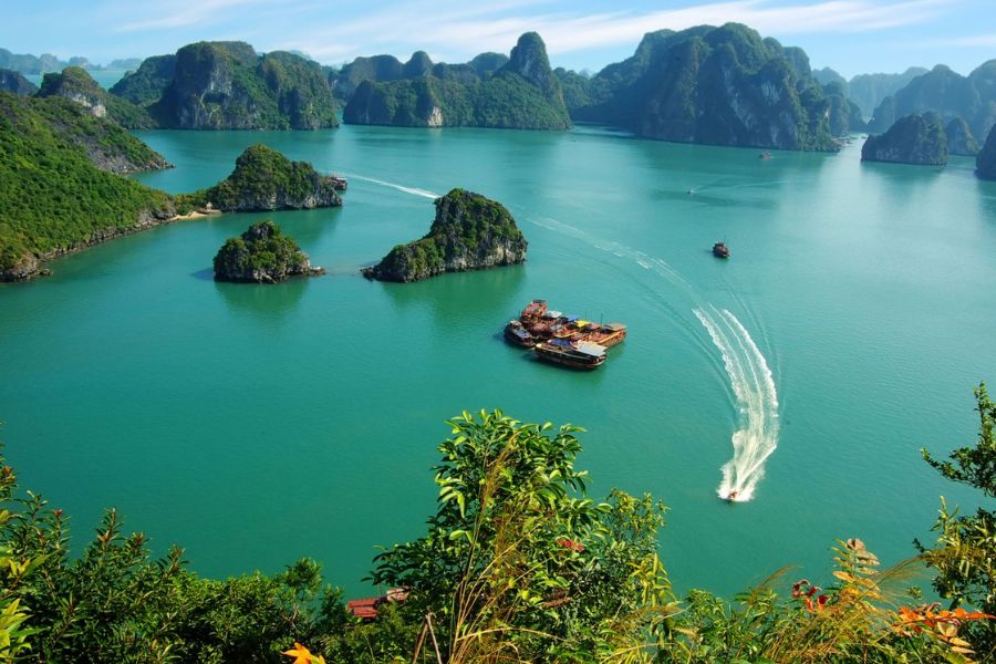 Bai Chay is the ideal starting point to explore Halong Bay