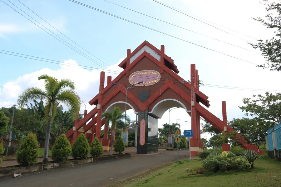 The welcoming gate of Bom Bo Village. Photo: Thanh Nien