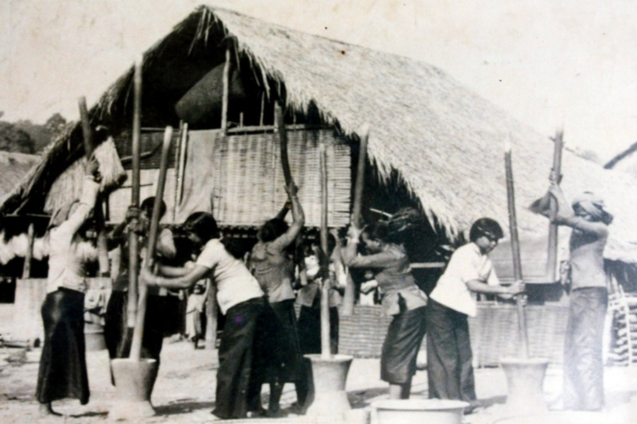 A photo of villagers pounding rice in the Vietnam War. Photo: Binh Phuoc Online