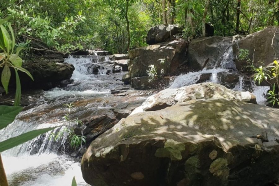 Natural trails near the Mo Waterfall 