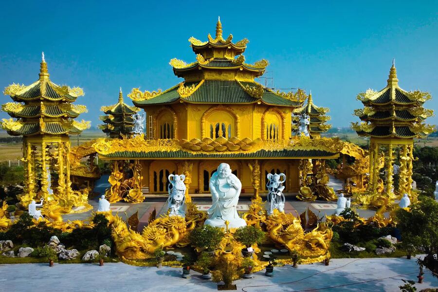 The outside of the temple is completely gold-plated. Photo: Vuong Loc / Sai Gon tiep thi