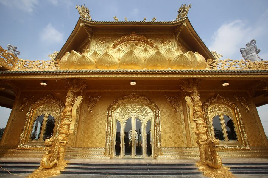 A hall in gold. Photo: Dan Viet