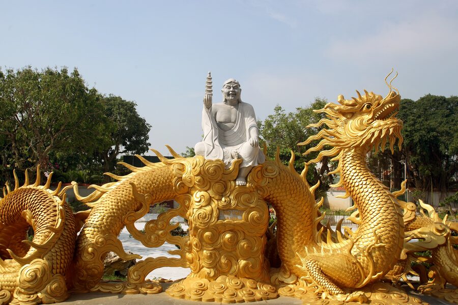 The stone statue and the golden dragon are carved with great precision. Photo: Dan Viet