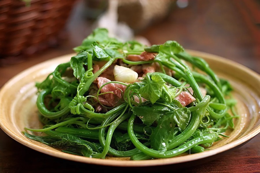 Stir-fried chayote shoots with beef is a simple yet flavorful dish 