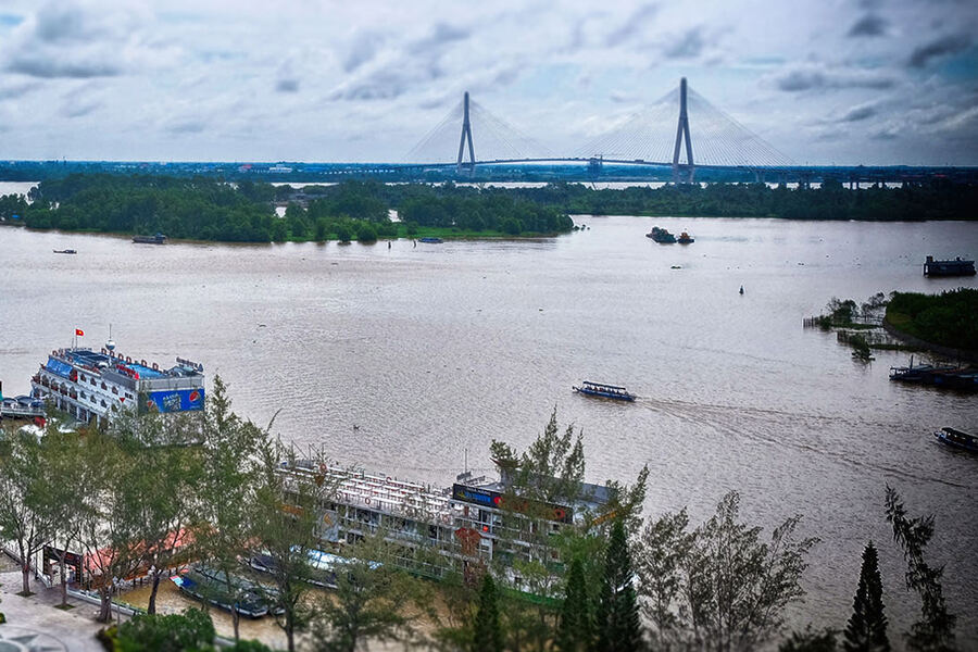 Can Tho Bridge (a part of National Highway 1A) seen from Ninh Kieu Wharf. Photo: Tham hiem Mekong