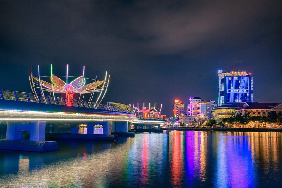 The lights create shimmering, magical colors. Photo: Saco Travel