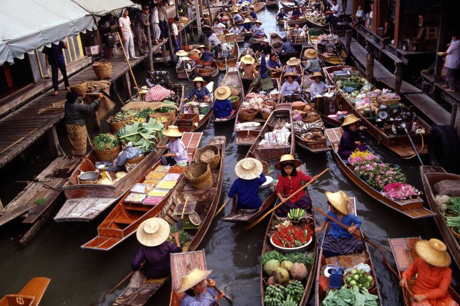 Famous floating markets in the city