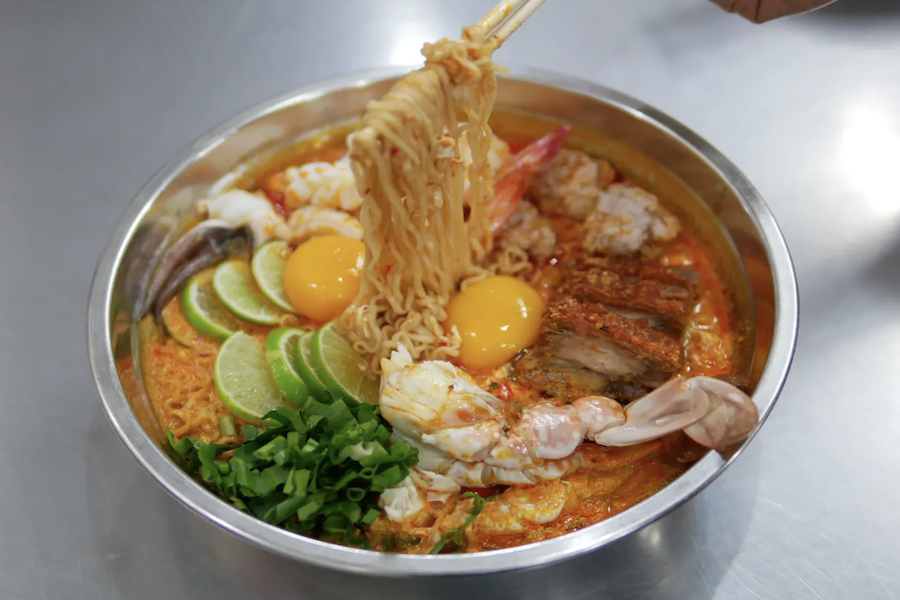 Customers usually have to wait for hours to enjoy the iconic Mama Noodles Tom Yum (Source: Internet)