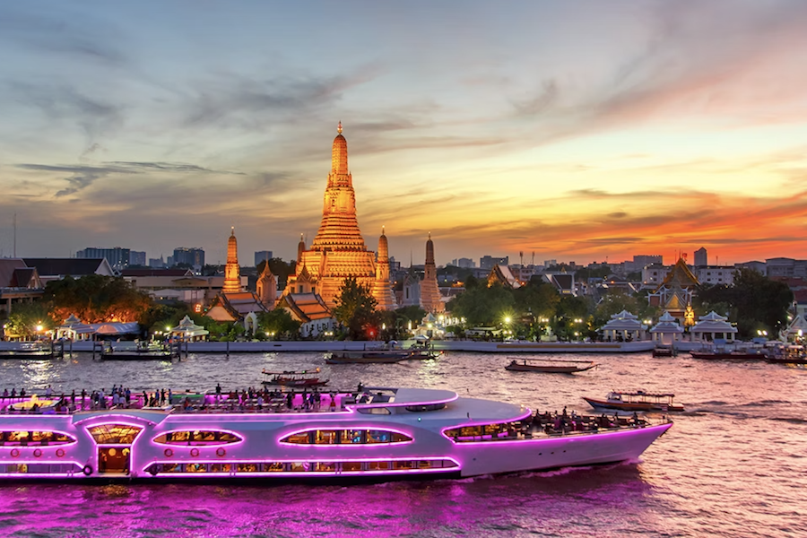 You can sightsee many famous landmarks on this boat tour (Source: Internet)