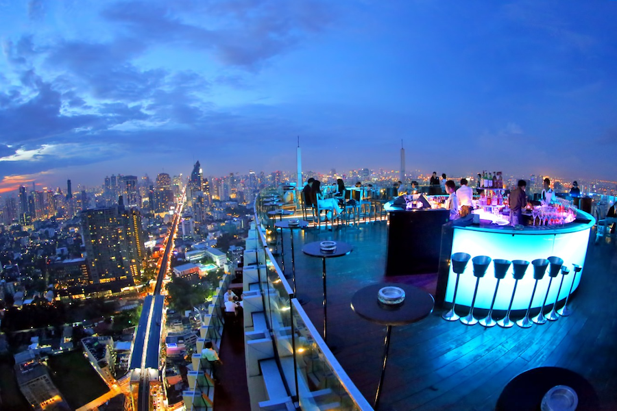 You can enjoy the panoramic view of Bangkok while sipping a drink at the bar (Source: Willy Thuan)