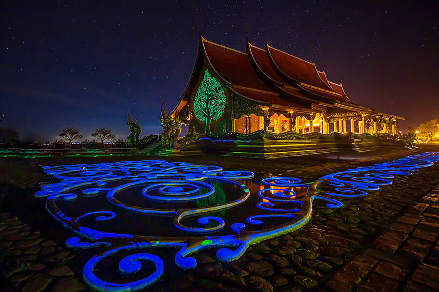 Every night, magical lights appears at Wat Sirindhorn Wararam. Photo: Siamguides