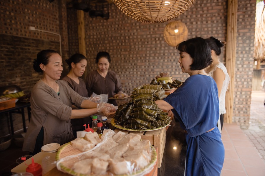 You can try many traditional Vietnamese foods from the market area (Source: The Quintessence of Tonkin)