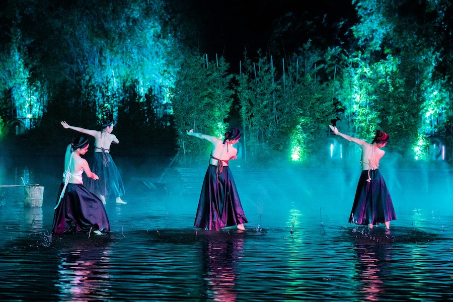 Dancers in traditional Vietnamese clothes (Source: The Quintessence of Tonkin)