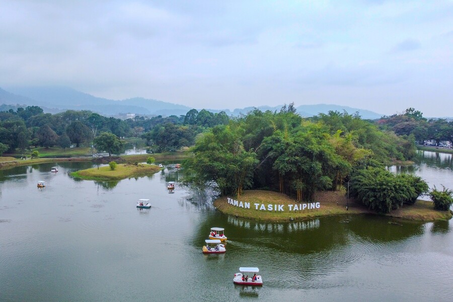 Relaxing in a peaceful, refreshing air at Taiping Lake Gardens. Photo: Malaysia Travel