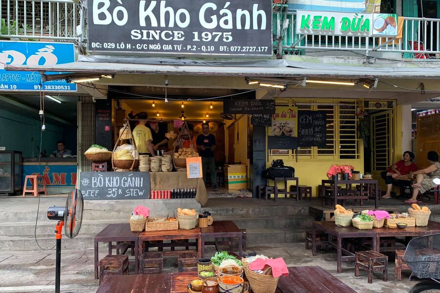 The eatery bears a retro, simple style. Photo: Bo Kho Ganh Sai Gon