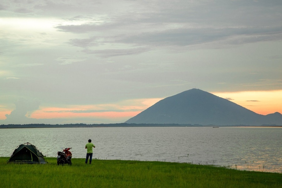 A fresh and cool lakeside atmosphere. Photo: Nguyen Thanh Tuan