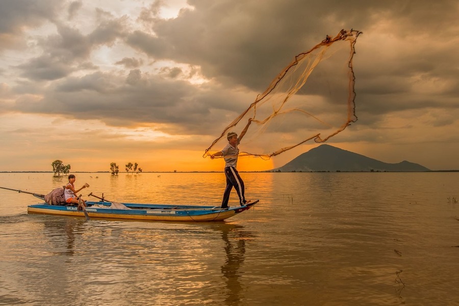 Fishermen catching fish on the lake. Photo: Vietnamtourism