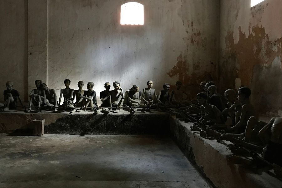 Statues recreating prison scenes during the resistance war years